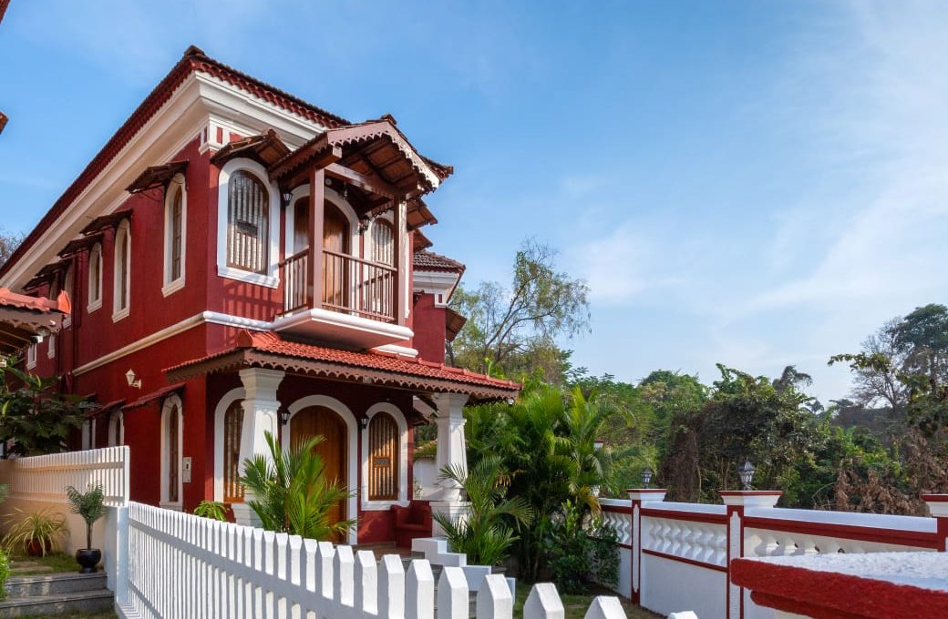 Casa de Leracon villa with white picket fence and garden