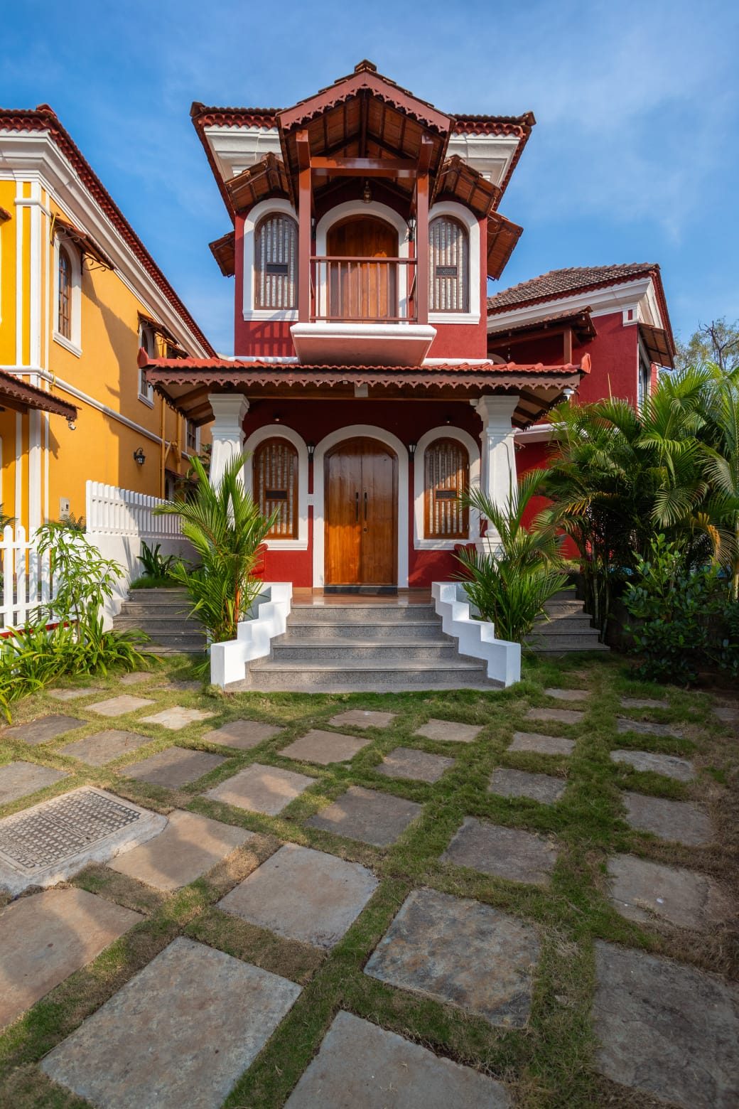 Casa de Leracon villa exterior at dusk