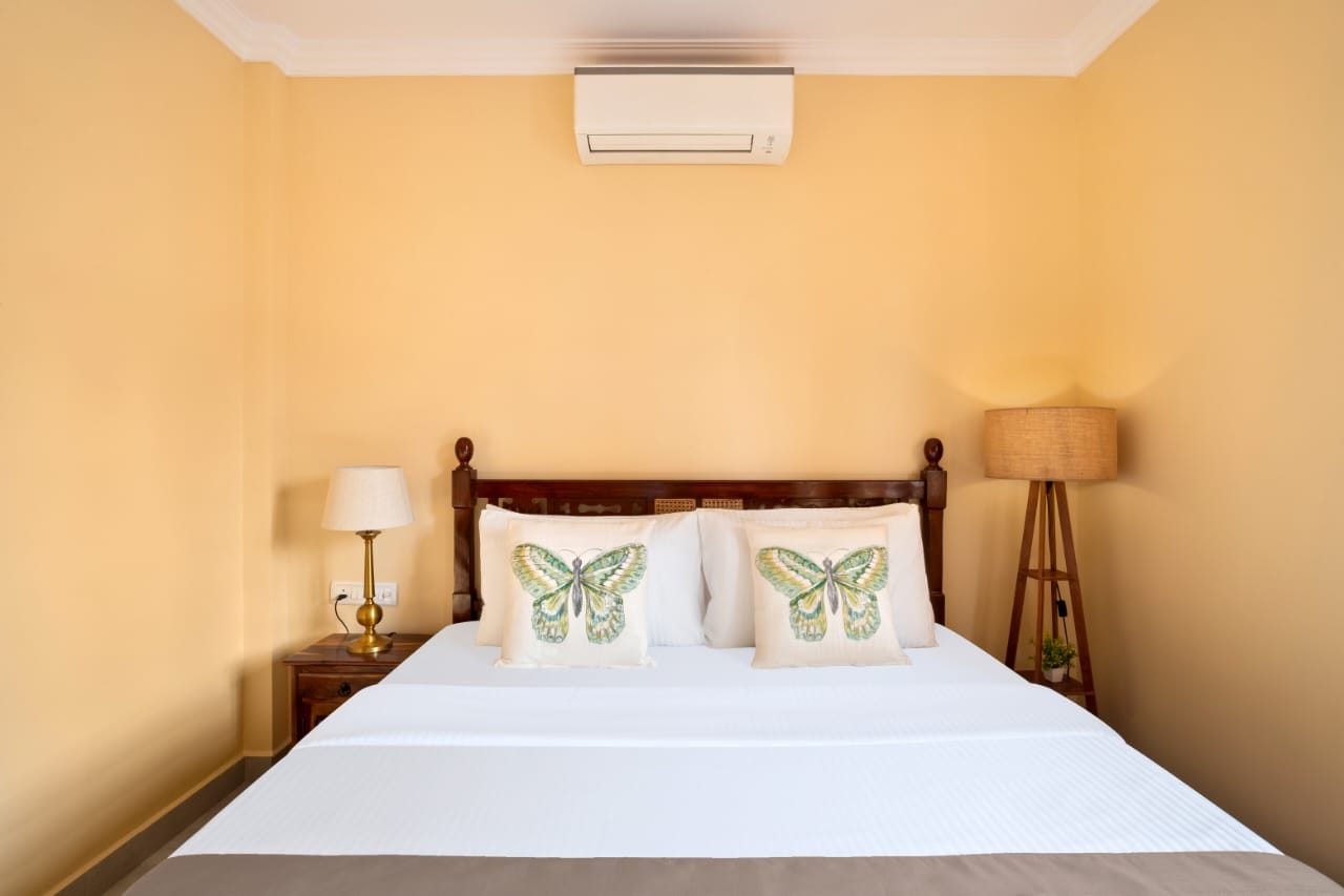 Guest bedroom at Casa de Leracon with queen bed